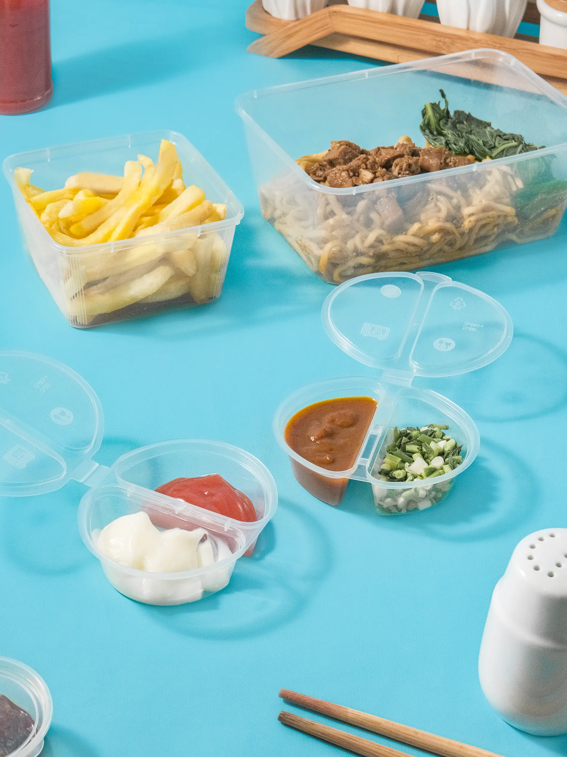 Rangkaian food container dan sendok plastik Mister Plastico dengan aneka makanan