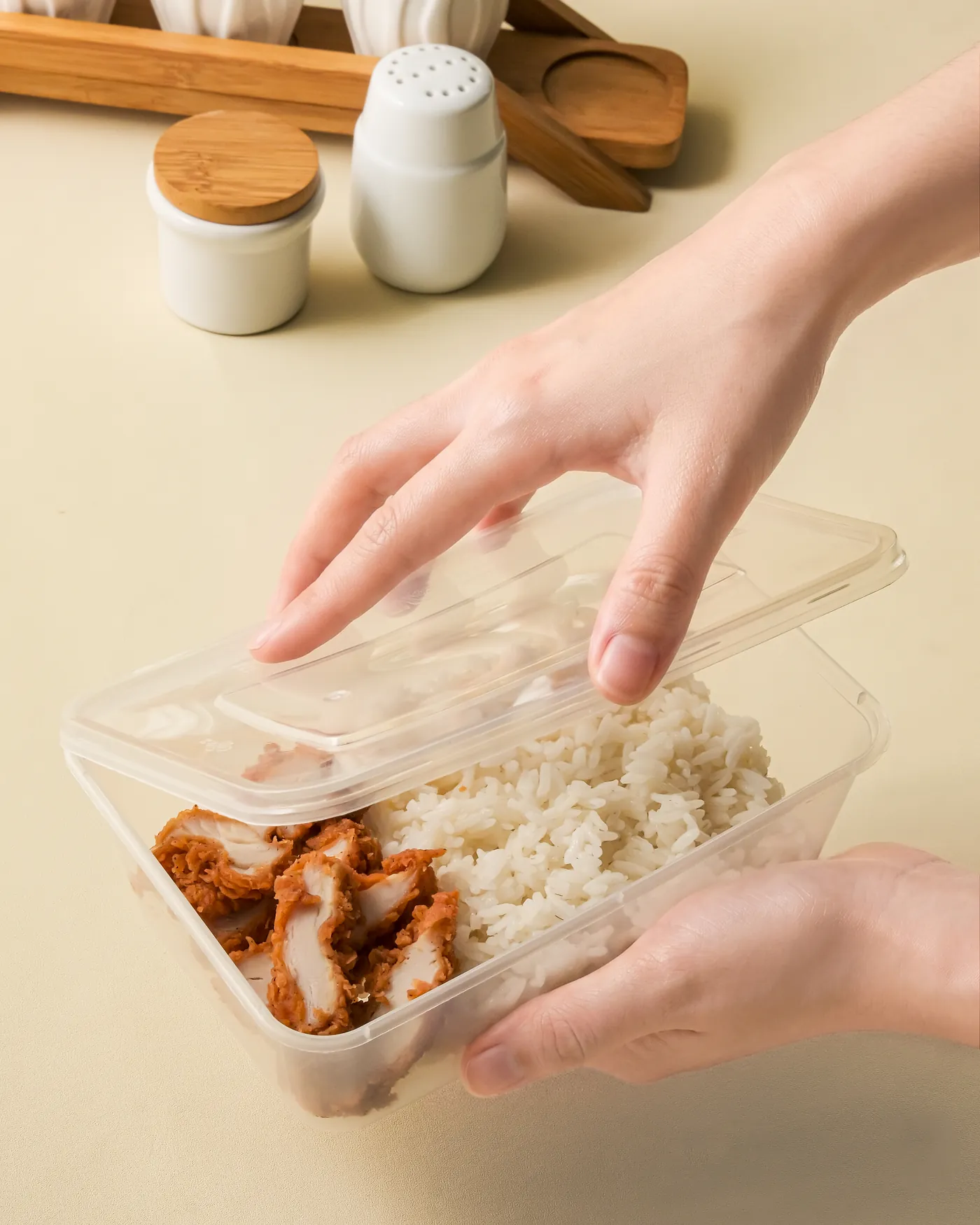 Bento thinwall berisi nasi dan ayam goreng