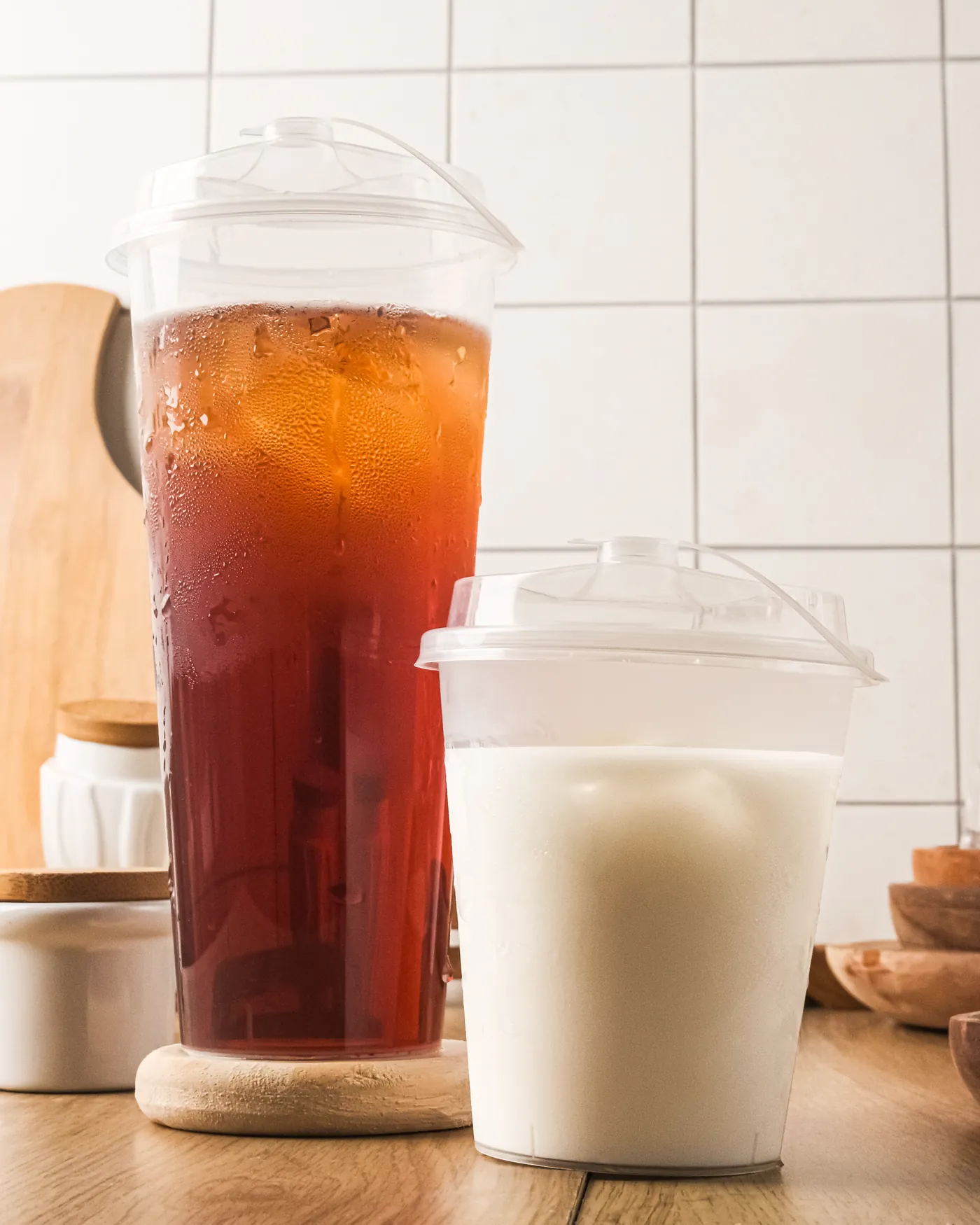 Cup dome lid berisi es teh dan susu