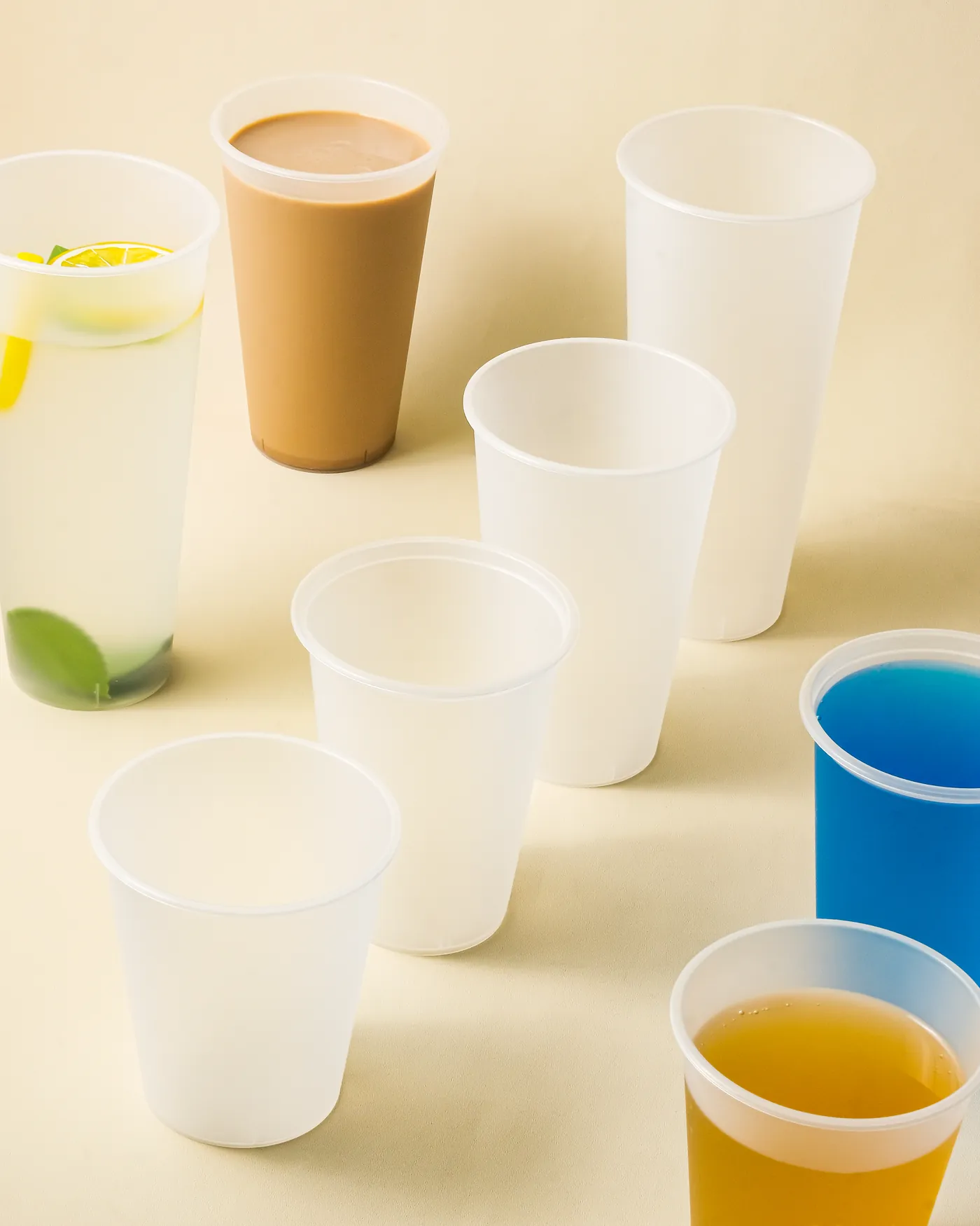 Cup plastik berisi aneka minuman