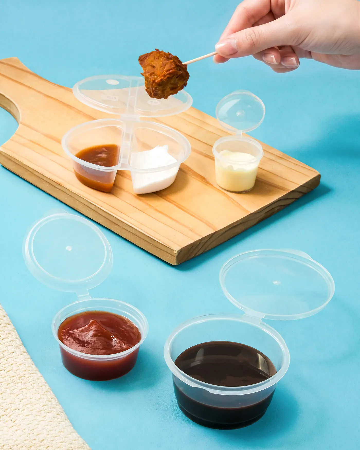 Cup saus berisi aneka sambal